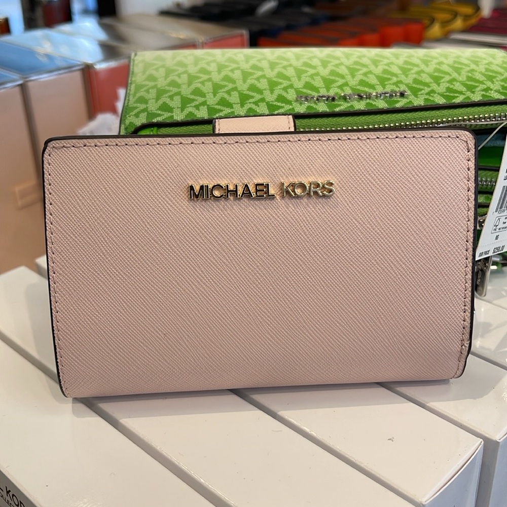 Michael Medium Crossgrain Leather Bifold Wallet
Powder Blush 
NWT - Picture 9 of 16